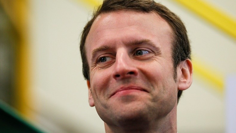 Des militants de Nîmes proposent d'offrir un T-shirt à Emmanuel Macron
