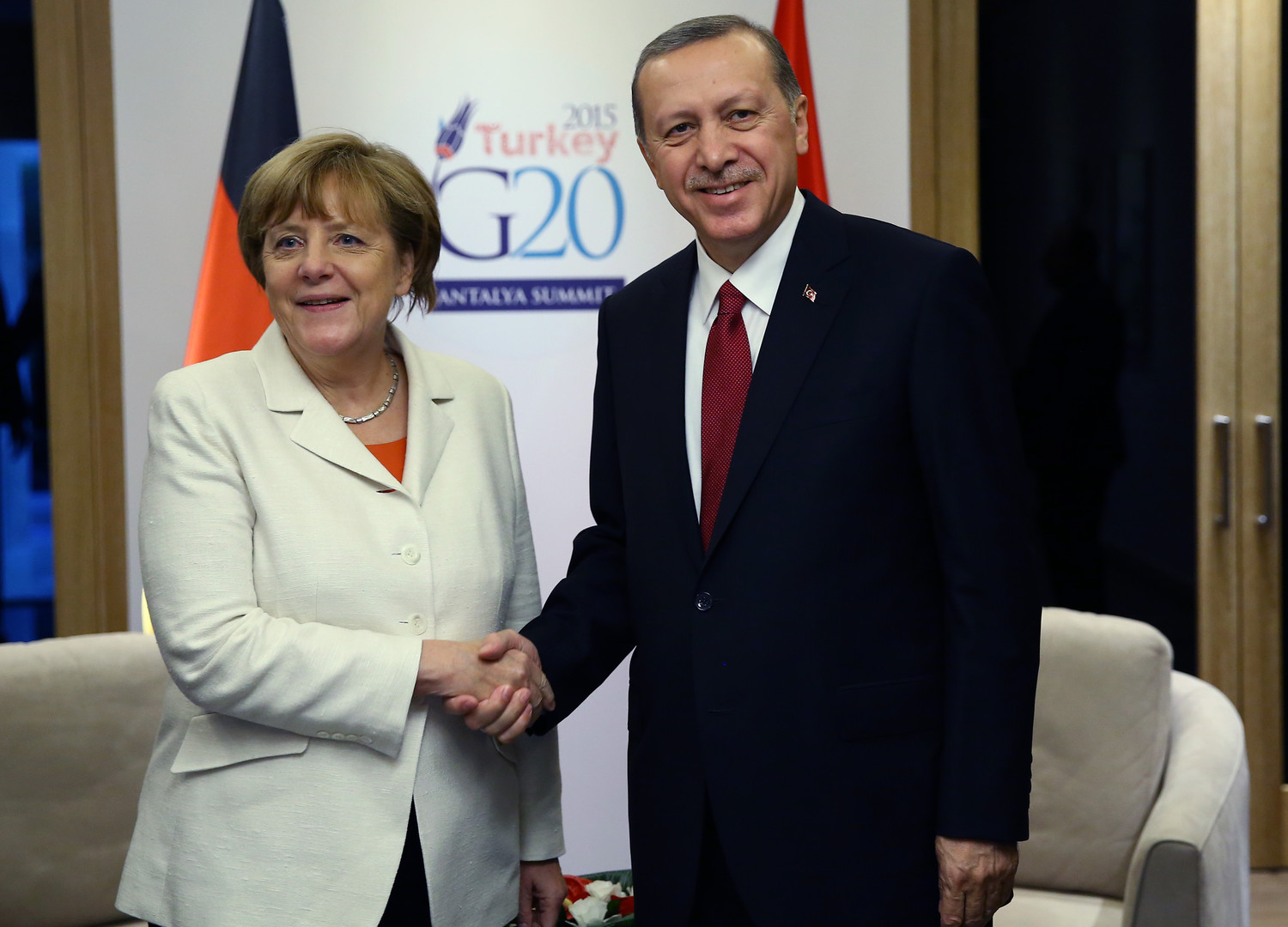 Un comédien allemand accuse Angela Merkel de le livrer à la justice pour satisfaire Erdogan
