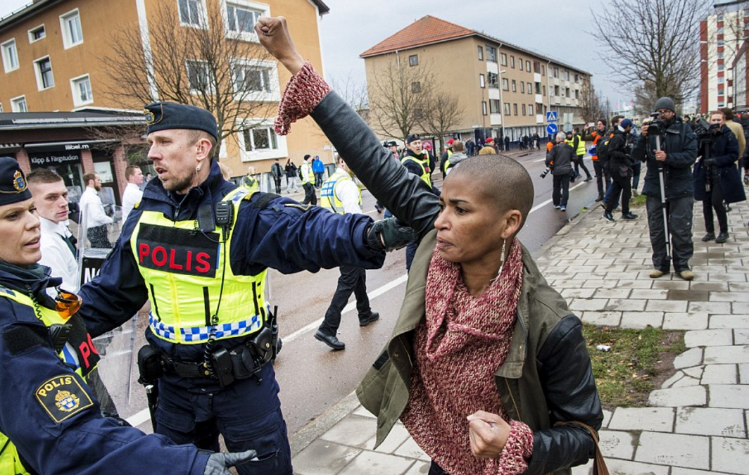 Le poing levé d'une femme face à un cortège de néo-nazis en Suède impressionne la toile