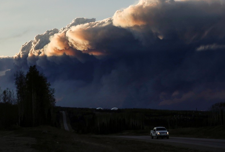 Au Canada, l'incendie continue de ravager les forêts, les foyers... et l'économie (IMAGES)