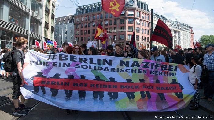 Pro et anti Merkel défilent dans les rues de Berlin (VIDEO)
