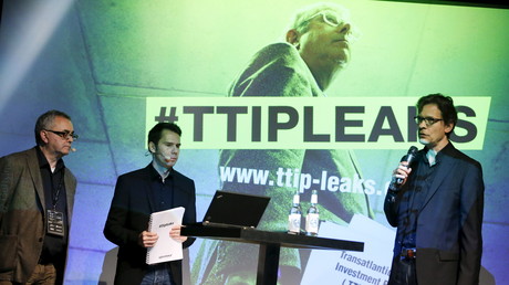 Conférence de presse de Juergen Knirsch, Volker Gassner et Stefan Krug membre de Greenpeace qui présentent ce 2 mai 2016 une copie du rapport des négociations sur le TAFTA à Berlin