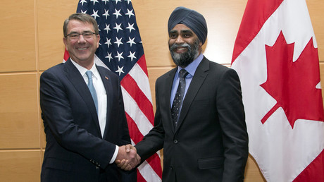 Harjit Sajjan en compagnie du Secrétaire à la Défense américain Ashton Carter