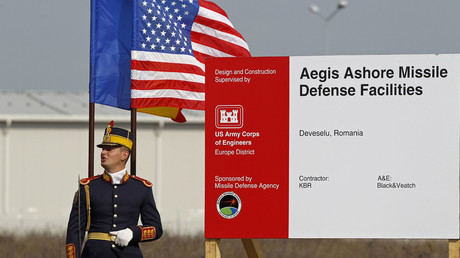 Un soldat roumain assite à la cérémonie d’ouverture du site américain de défense antimissile Aegis à Deveselu