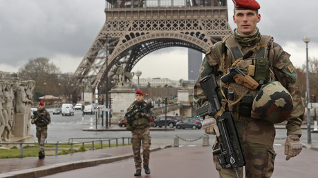 Des parachutistes de l’armée française patrouillent près de la Tour Eiffel
