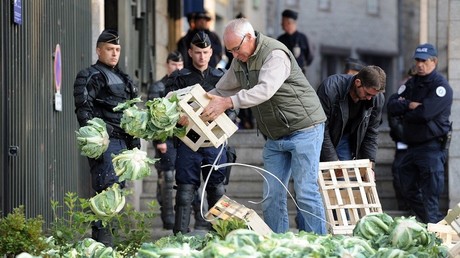 Des paysans français protestent contre la situation de l'agriculture, en 2014, après la mise en place de l'embargo russe