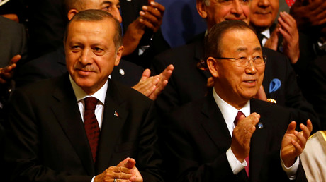 Le président Erdogan pose avec le secrétaire général des Nations unies Ban Ki-moon et d'autres chefs d'Etat à l'ouverture du Sommet humanitaire mondial à Istanbul