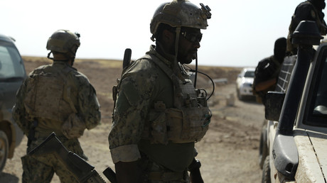 Des hommes armés en uniforme, identifiés par les Forces démocratiques syriennes (FDS) comme des forces américaines d’opération spéciale, dans le village de Fatsa, le 25 mai, 2016