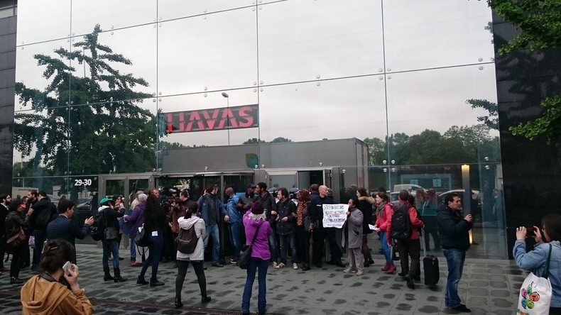 Manifestation devant la tour Bolloré contre l'accaparement de terres en Asie et en Afrique