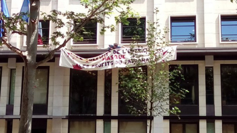 Des intermittents évacués par la police après avoir occupé le siège du Medef à Paris (PHOTOS)