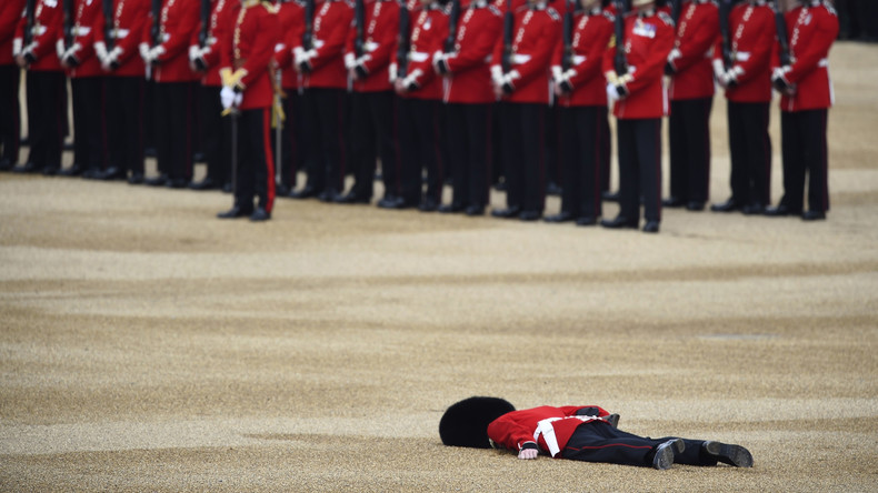 Oh my god ! Un garde royal anglais s'effondre lors de l'anniversaire de la reine