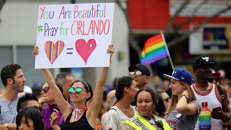 La Gay Pride de Los Angeles a eu lieu malgré l'arrestion d'un homme armé en route pour l'événement