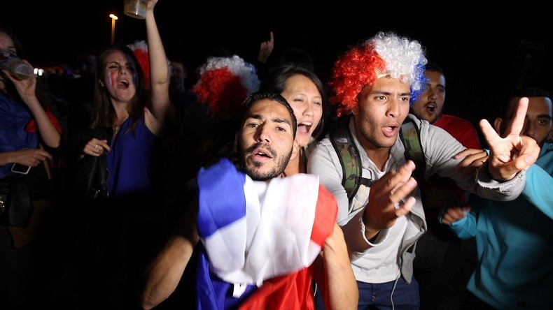 Le correspondant de RT France à Marseille se fait voler son téléphone… en plein direct ! (VIDEO)