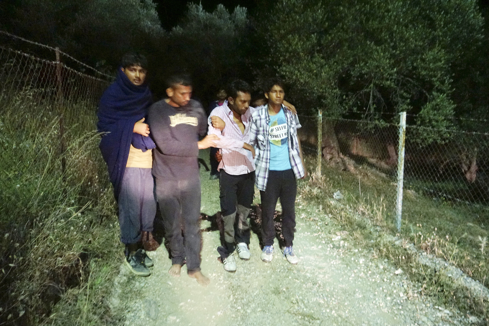 Une dizaine de migrants blessés dans des affrontements avec la police à Lesbos (IMAGES)