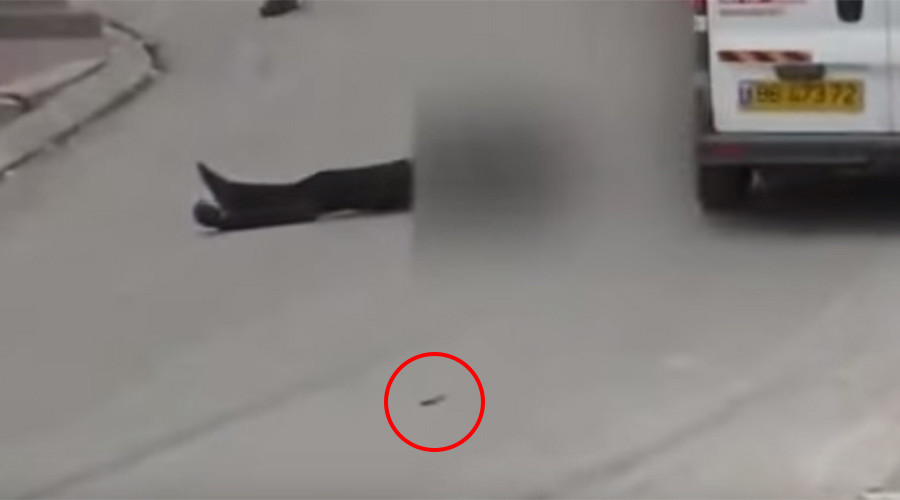 Une vidéo suggère qu’un couteau près d’un assaillant tué par un soldat à Hebron a été «déposé» 