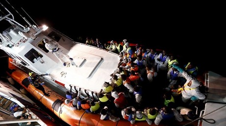 Des migrants à bord d'un canot de sauvetage sur l'île italienne de Lampedusa