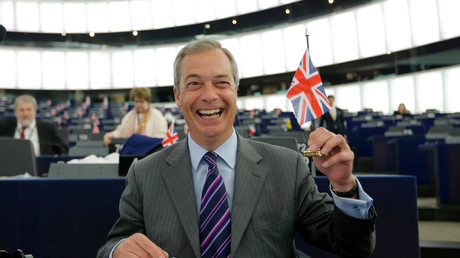 Nigel Farage, chef de UKIP (United Kingdom Independence Party) et membre du Parlement européen brandit un drapeau britannique au Parlement européen.