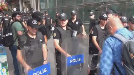 La police turque disperse des activistes de LGBT avec des gaz lacrymogènes 