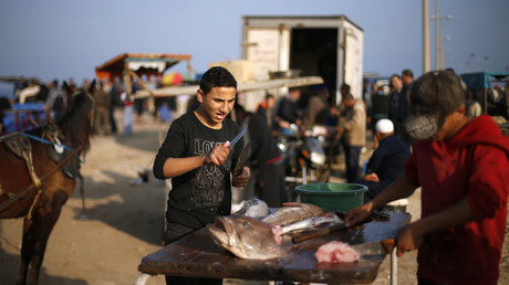 Un pêcheur vend du poisson à Gaza