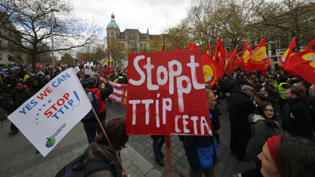 Une manifestation contre le TTIP et le CETA durant la visite du président américain Barack Obama à Hanovre, le 23 avril 2016.