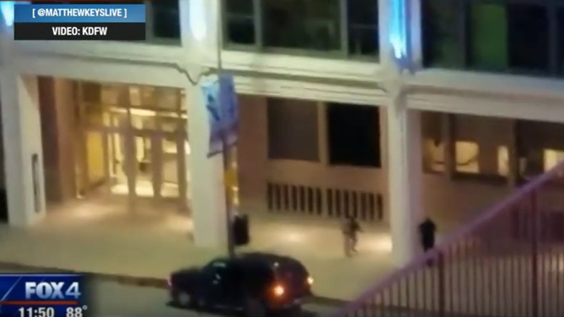 Fusillade à Dallas : un homme tire à bout portant sur un policier (VIDEO CHOC)