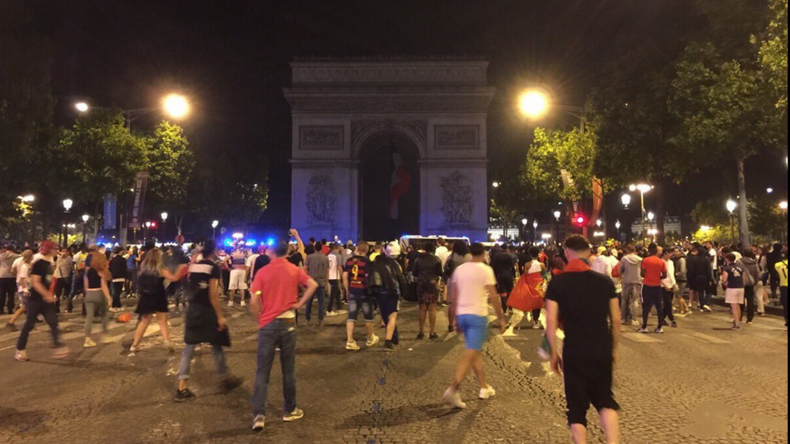 De nombreux incidents signalés à Paris après la finale de l'Euro 2016 (IMAGES)
