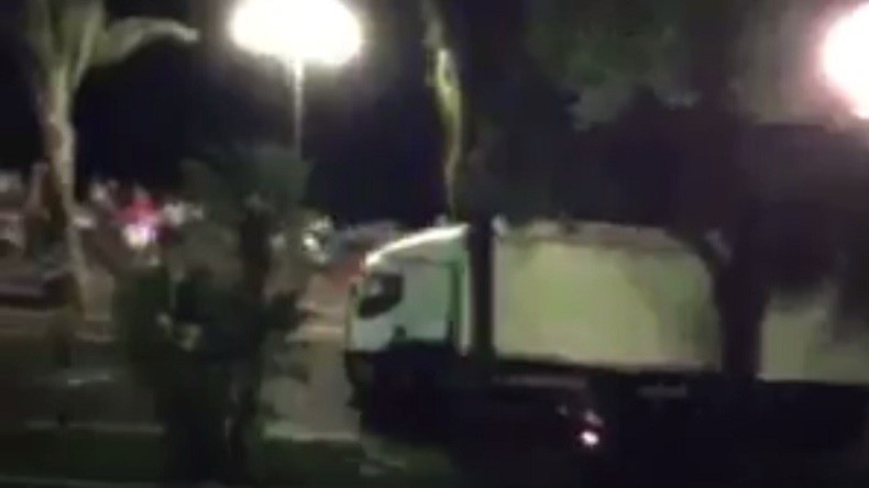 VIDEOS PERTURBANTES : le moment où le camion fonce dans la foule à Nice