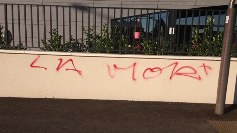 «Dehors ou la mort», une mosquée de Bron prise pour cible (PHOTOS)