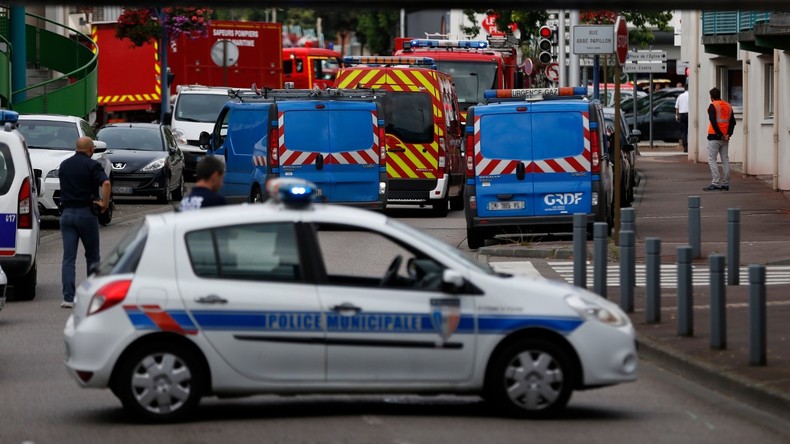«Réveillez-vous !»: après l'égorgement d'un prêtre, les politiques oscillent entre émotion et colère