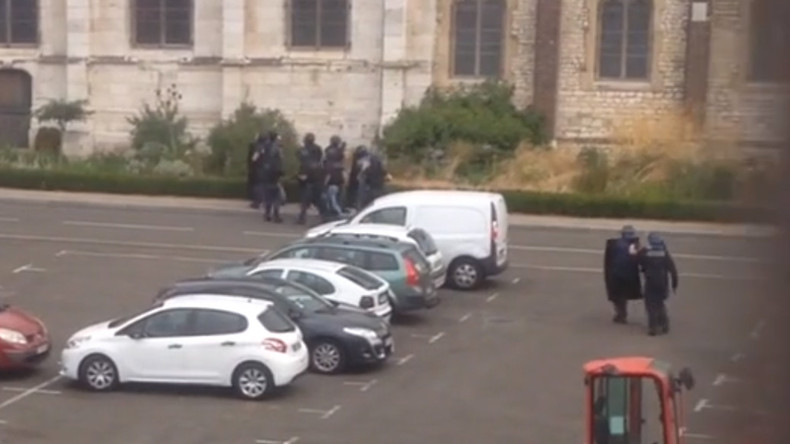 L'intervention de la BRI à l'église de Saint-Etienne-du-Rouvray filmée par un témoin (VIDEO CHOC)