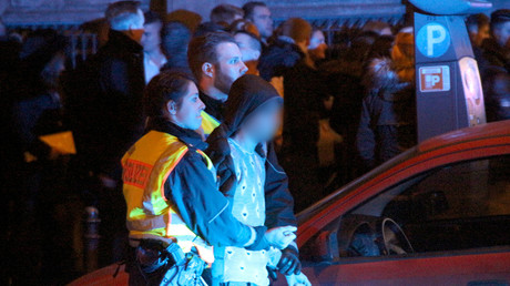 Des policiers allemands arrêtant un homme dans la nuit du Nouvel An 2016, à Cologne.