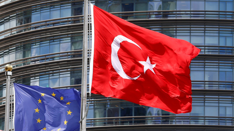 Nouvelle menace de la Turquie de rompre l'accord sur les migrants, l'Allemagne botte en touche