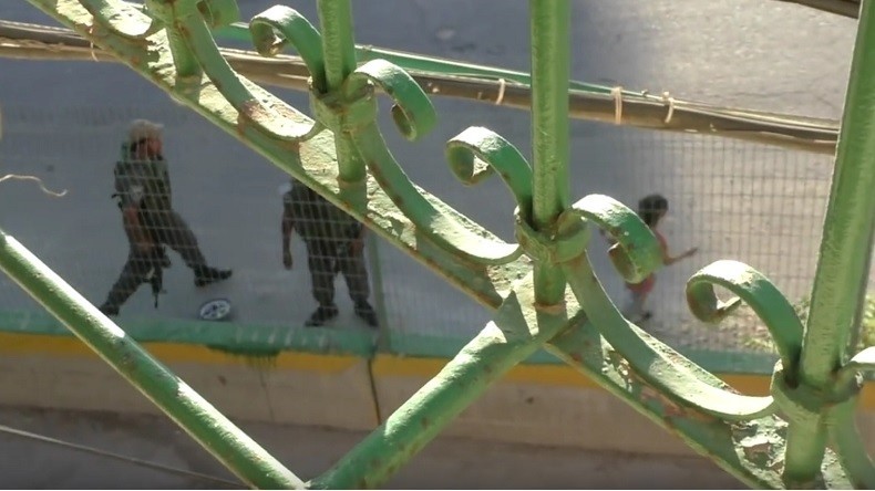 Rue réservée aux colons : des soldats israéliens jettent le vélo d’une petite Palestinienne (VIDEO)