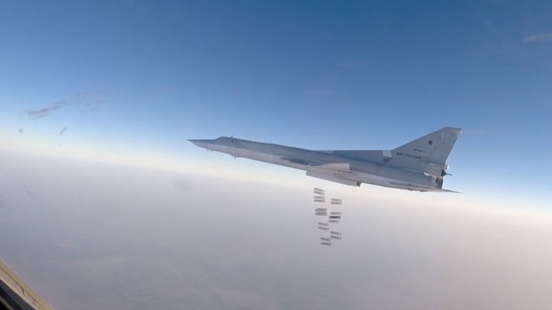 Des bombardiers russes détruisent une usine d'armement chimique de Daesh près de Racca (VIDEO)
