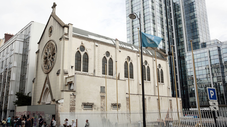 Un membre d'un groupuscule catholique frappe violemment un homme devant l'église Sainte Rita (VIDEO)