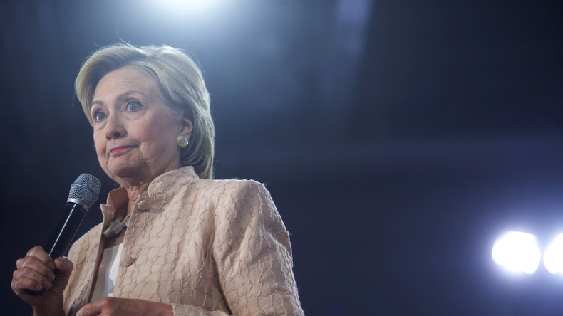 Environ 14 900 nouveaux emails de Clinton révélés, sa fondation mise en cause