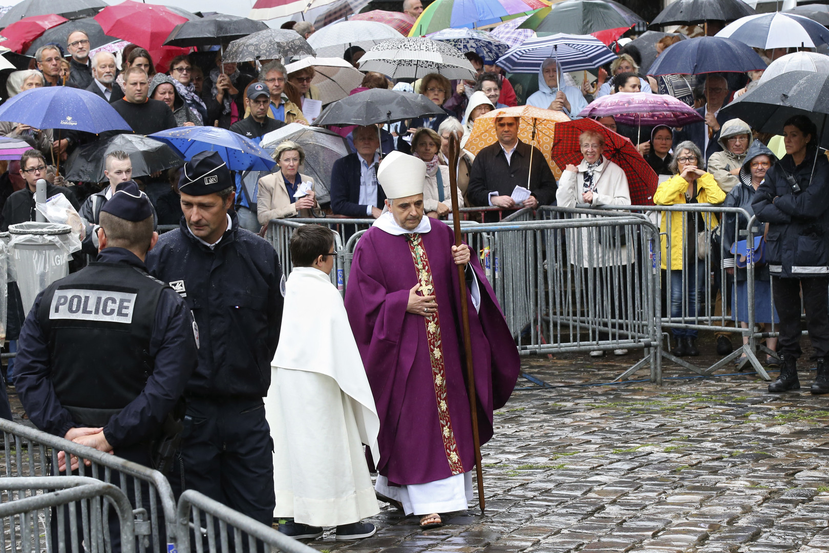 Rouen : les funérailles de l'abbé Hamel rassemblent des milliers de personnes