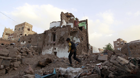 Des bâtiments en ruine à Sanaa, après des frappes aériennes de la coalition menée par l'Arabie saoudite, en mars 2016.