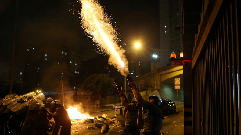 Brésil : la police réprime au gaz lacrymogène les massifs défilés de soutien à Dilma Roussef