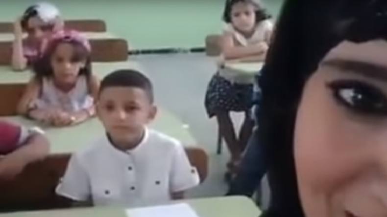 Algérie : une enseignante accusée d'endoctrinement après un selfie avec ses élèves (VIDEO)