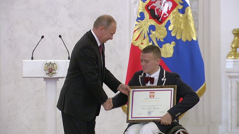 Vladimir Poutine décerne des prix aux athlètes paralympiques russes (VIDEO)