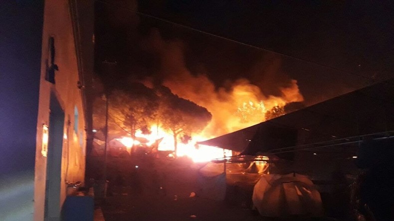 Grèce : incendie dans un camp de migrants, des milliers de personnes fuient les lieux (IMAGES)