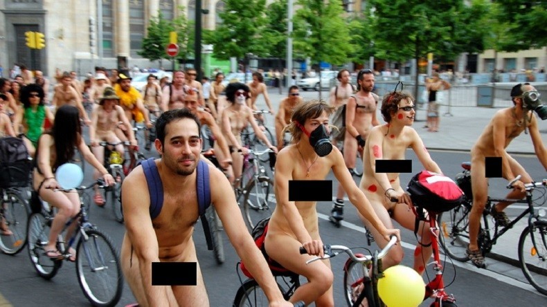 Aux antipodes du débat sur le burkini, un projet d’espace naturiste à Paris suscite l'émoi