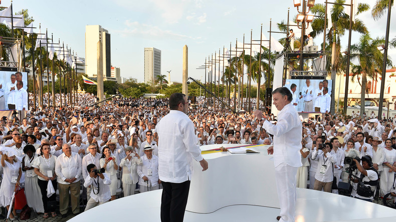 Colombie : les autorités et les FARC signent un accord de paix après 50 ans de guerre