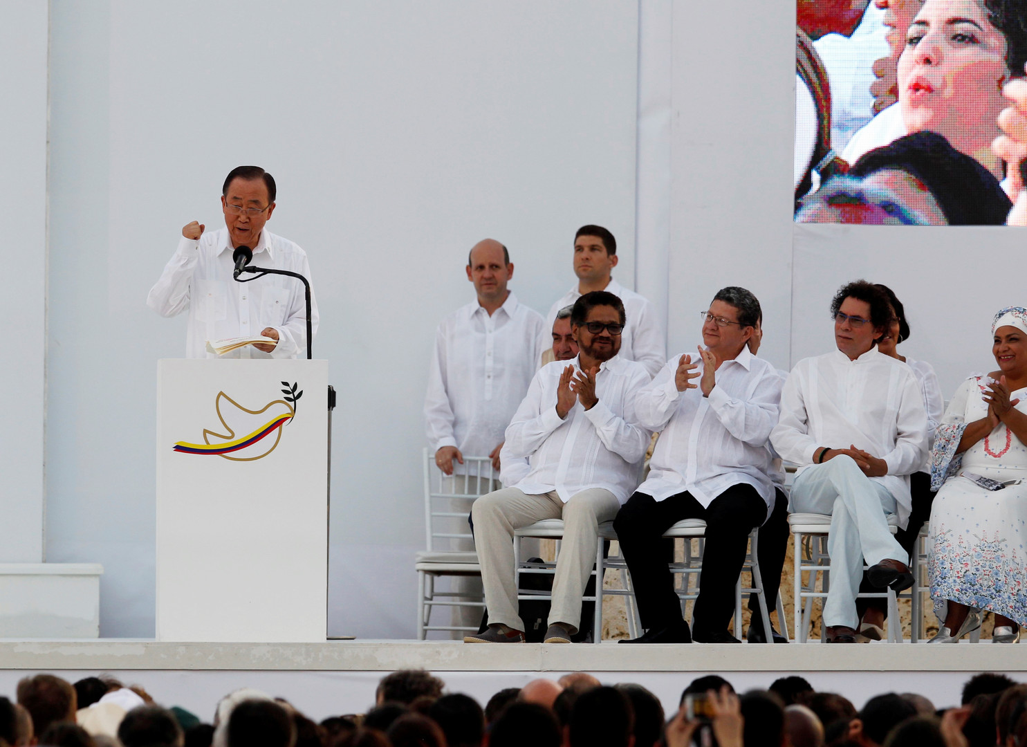 Colombie : les autorités et les FARC signent un accord de paix après 50 ans de guerre