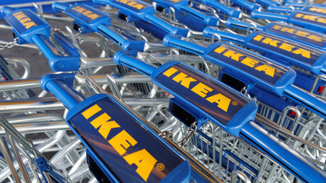 Des charriots dans un magasin IKEA en France 