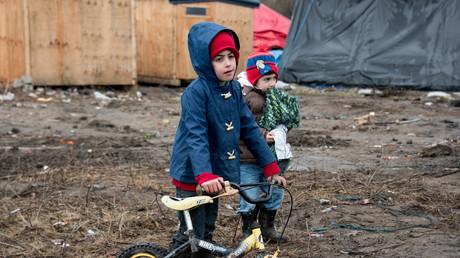 Des enfants dans la «Jungle» de Calais.