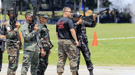 Un militaire américain et des soldats philippins 