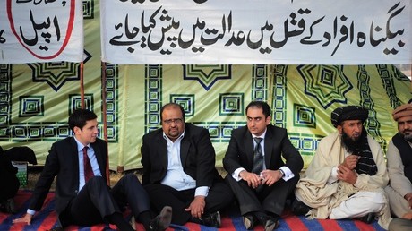 Karim Khan en compagnie de ses avocats, en 2010.