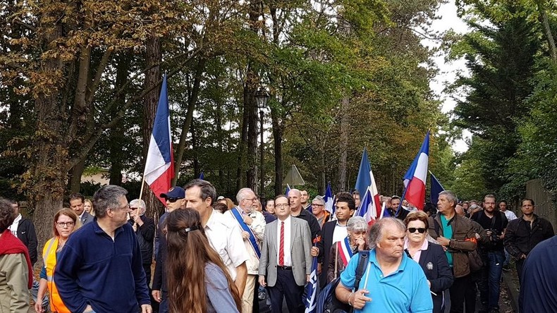 Yvelines : plusieurs centaines d'opposants à l’accueil de migrants descendent dans la rue (IMAGES)
